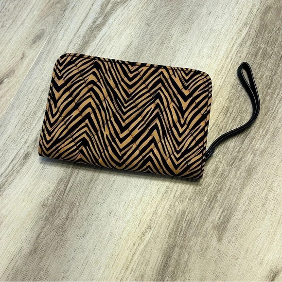 VERA BRADLEY / ZEBRA PRINT QUILTED WRISTLET ZIPPER CLUTCH WALLET - Picture 2 of 3